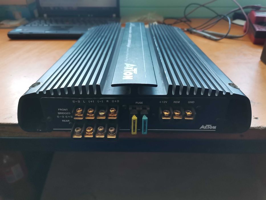 Продавам автомобилен усилвател Axton 4x115W