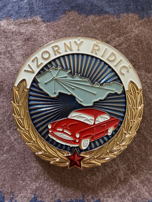 Емайлирани автомобилни емблеми