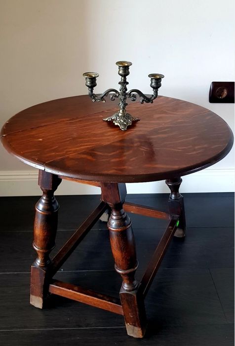 Măsuță veche pentru cafea