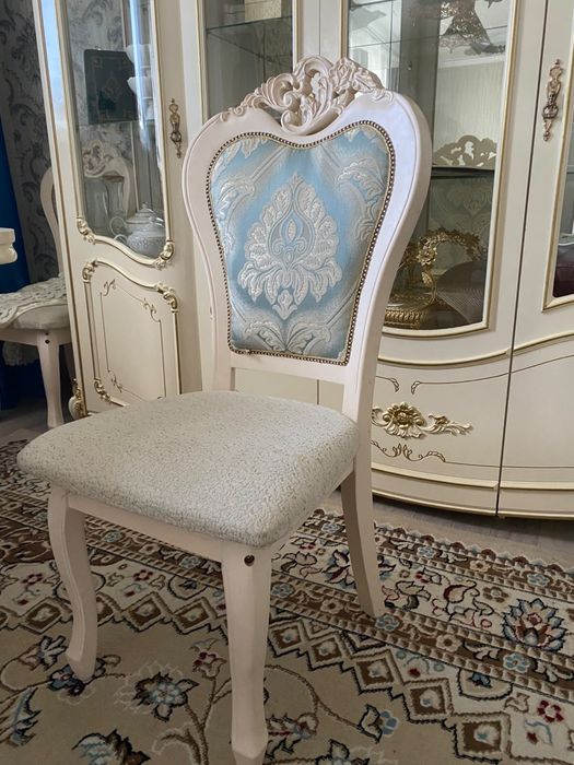 Стол стуляларымен сатылады.