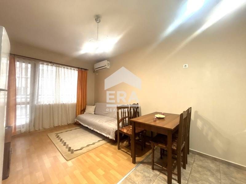 Двустаен обзаведен апартамент под наем, в тухлена сграда, район Окръжн