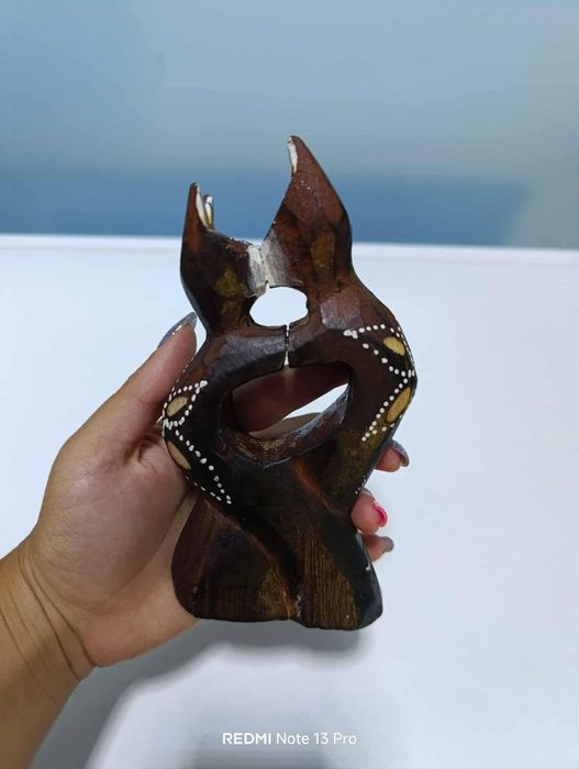 Дърворезба котенца в прегръдката на безкрайността