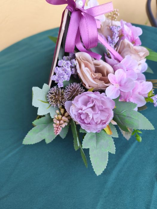 Аранжировка на цветя в кутия тип разтворена книга