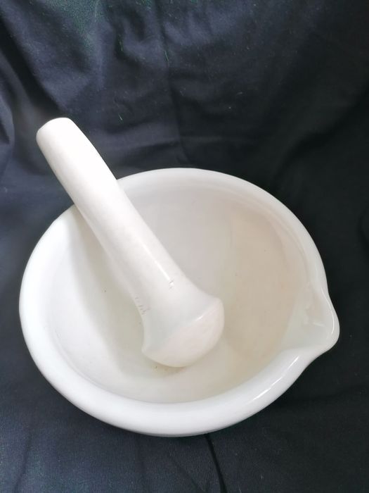 Аптекарски порцеланов хаван