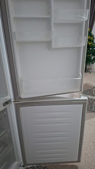 Продается холодильник высота 150 см