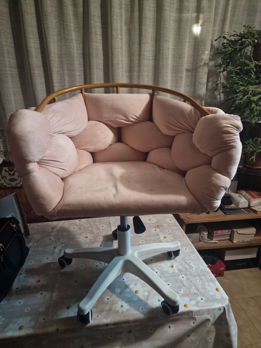 Стол за детска стая/салон за красота