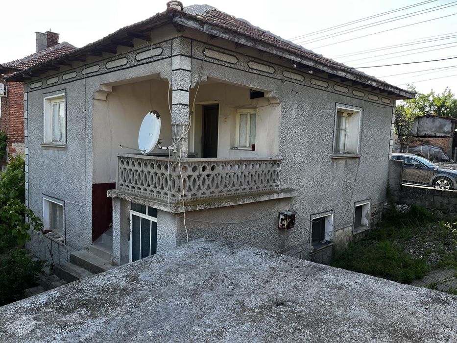 Продавам двуетажна къща с двор частно лице