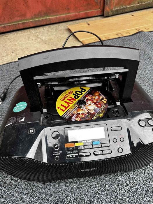 Sony , Bluethoot , NFC , Cd , Radio , USB , Aux