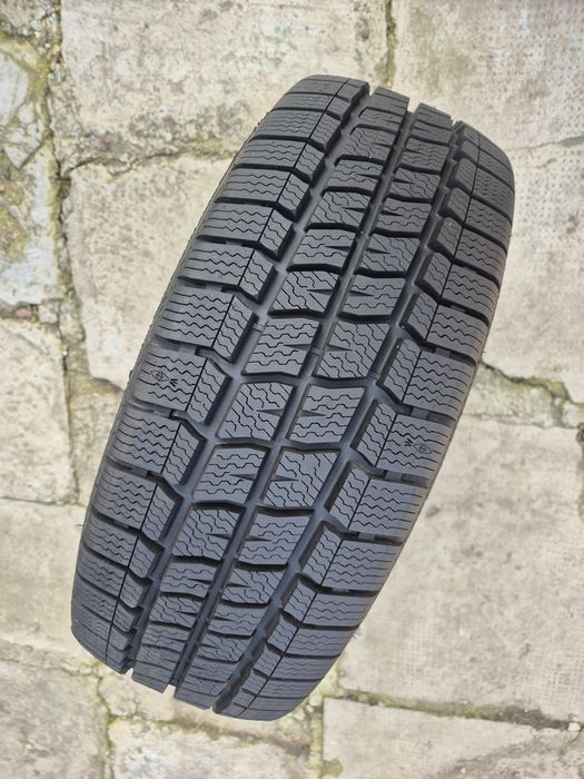 O bucată 215/60 R16C M+S iarnă - una Vredestein