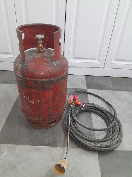 Продам Газ балон 10кг с газом полный  пропан. С винтелем. С горелкой р