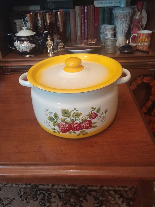 Продам эмалированную кастрюлю