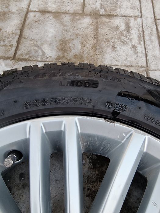 OFERTA! Vând Jante originale Volkswagen + anvelope iarnă Bridgestone Blizzak LM005 205/55 R16 – set complet