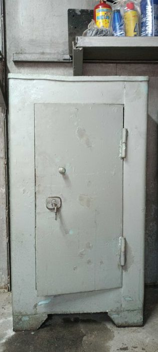 Сейф советского периода, из прочного материала, с работающим замком