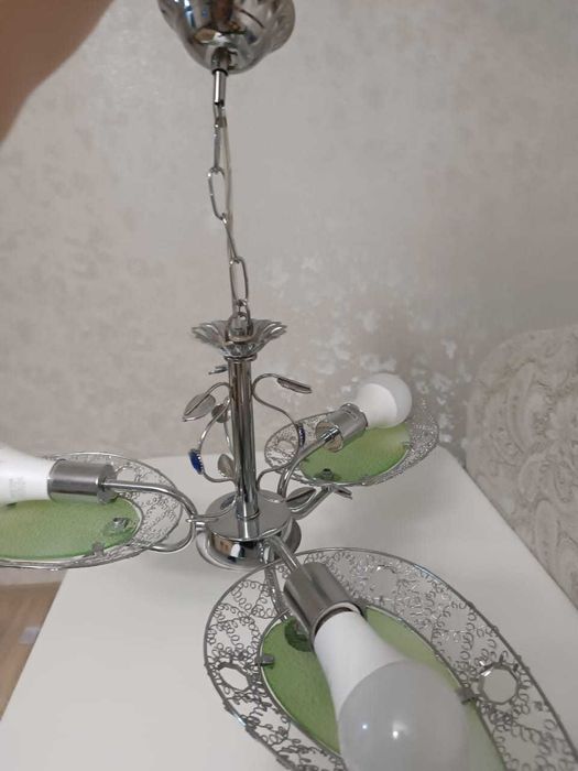 Продам люстру  б/у