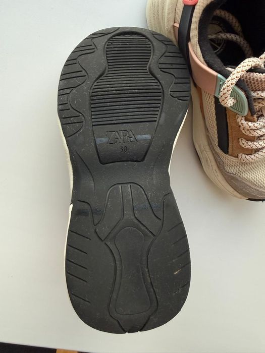 Кроссовки Зара на девочку.