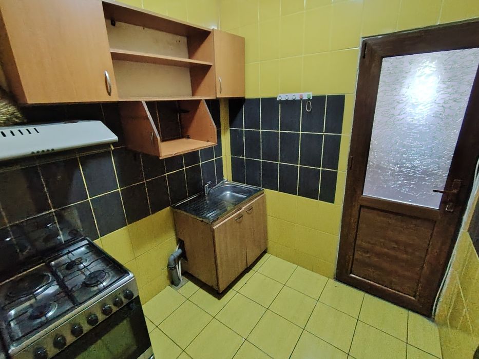 Închiriez Garsoniera cet parter