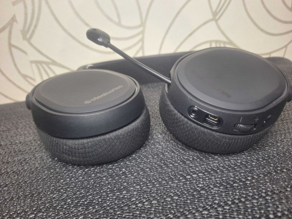 Слушалки, клавиатура и мишка