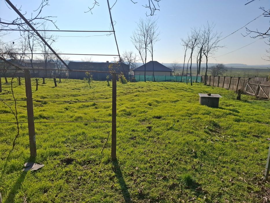 Vând casa la tara