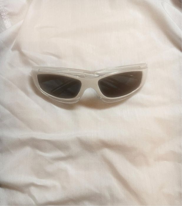 glasses (очки) солнцезащитные(?)