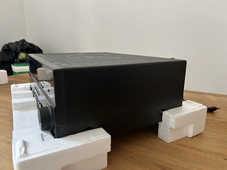 Vând receiver AV Yamaha RX-V673, un model apreciat pentru calitatea sunetului și fiabilitate, ideal pentru sisteme home cinema sau audio de calitate.