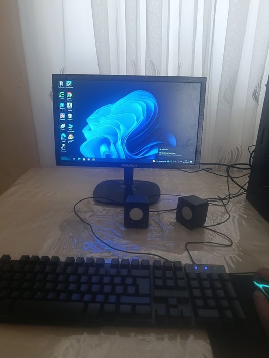 Kompyuter sotiladi srochno