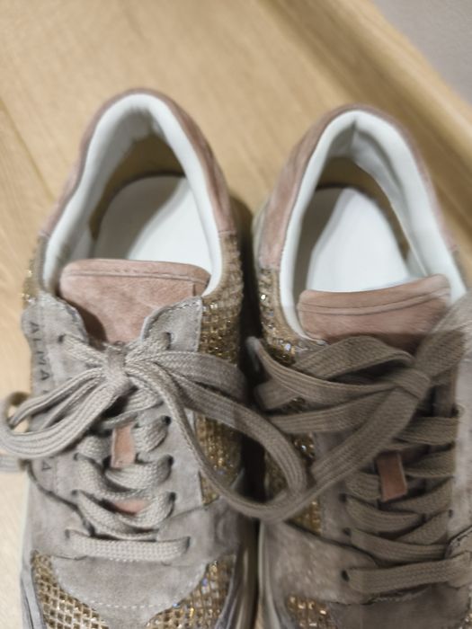 Adidasi Alma en pena