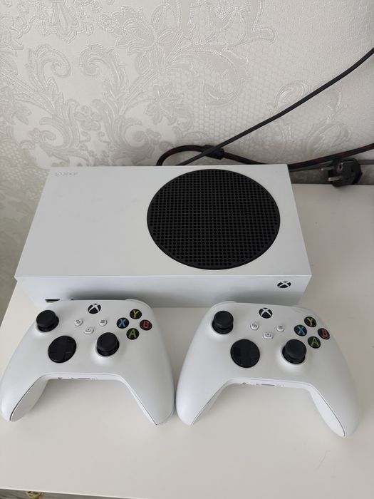 Продам Xbox series S плюс 2 джостика