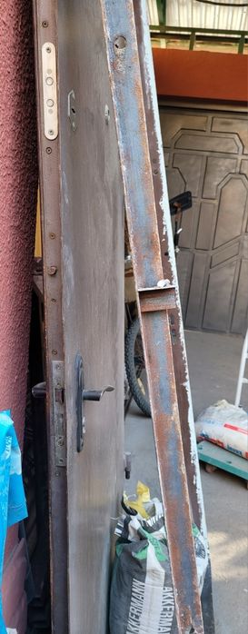 Продаётся  железная дверь б/ у