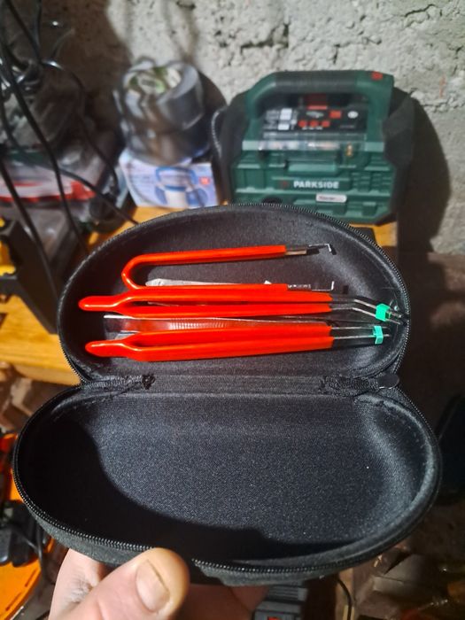 Сет за часовникари (в черната кутия със синия апарат):
​Син инструмент