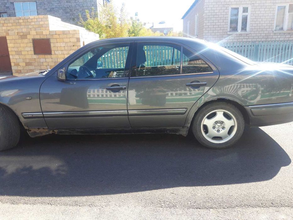 Мерседес Е 210 .