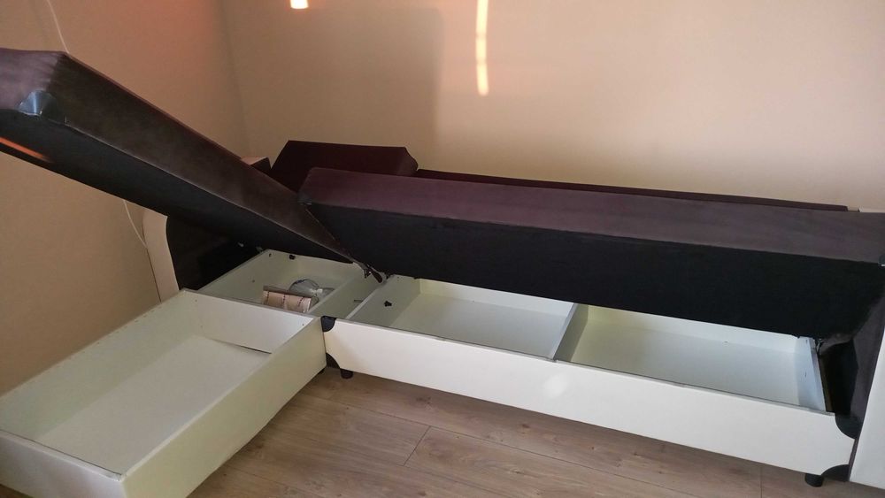 Продавам ъглов клик-клак диван кафяв с бежова кожа и две ракли.