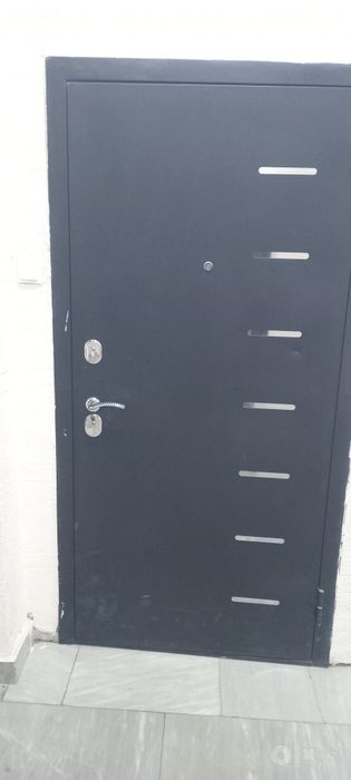 Sotiladi echilgan holati yahshi qalinligi 6 sm dastavka bor