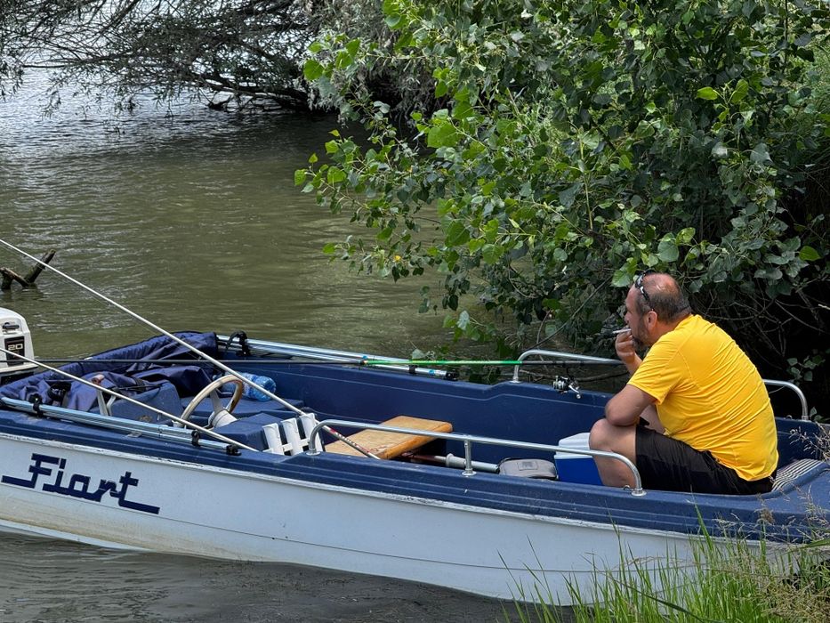 Vind sau schimb cu autoturism barca trimaran cu motor
