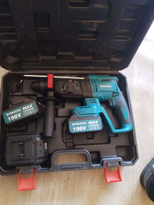 Bormașină cu două acumulatoare