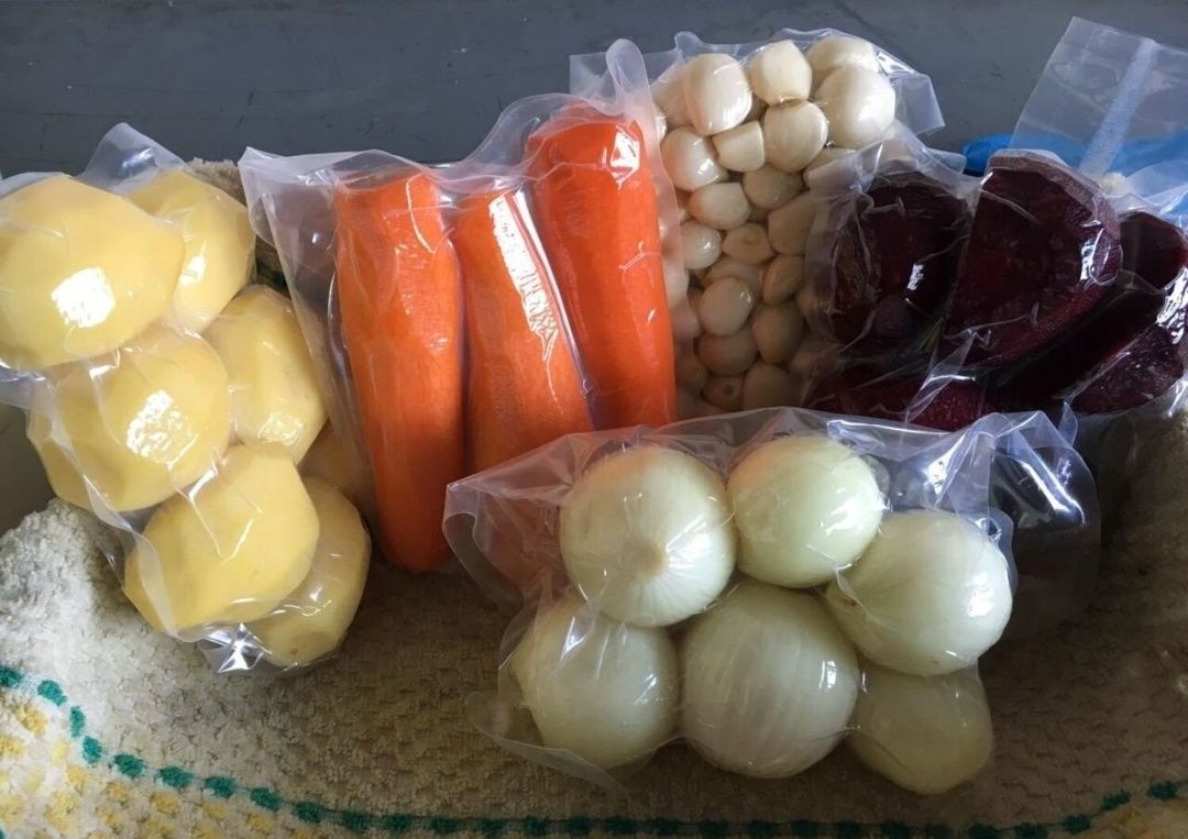 Очищенные овощи хранят. Овощи в вакуумной упаковке. Упаковка овощей в вакуумную упаковку. Овощи в вакуумном пакете. Очищенные овощи в вакуумной упаковке.