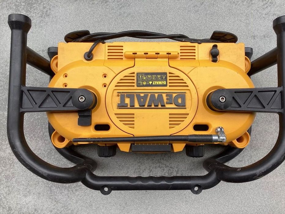 Работно радио Bosch и DeWalt