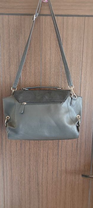 Черна чанта велур и кожа с бродирани цветя с дълга дръжка