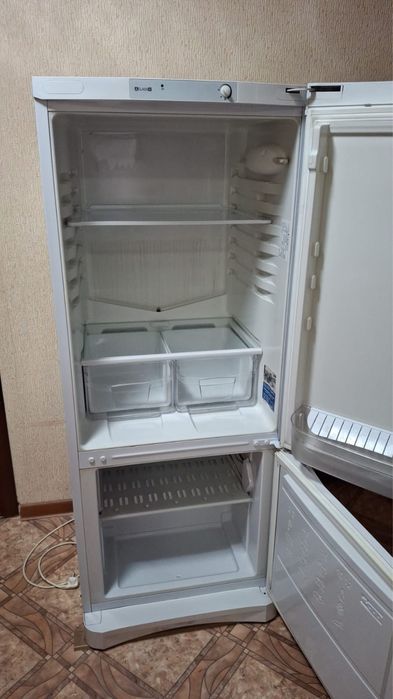Рабочий Холодильник INDESIT