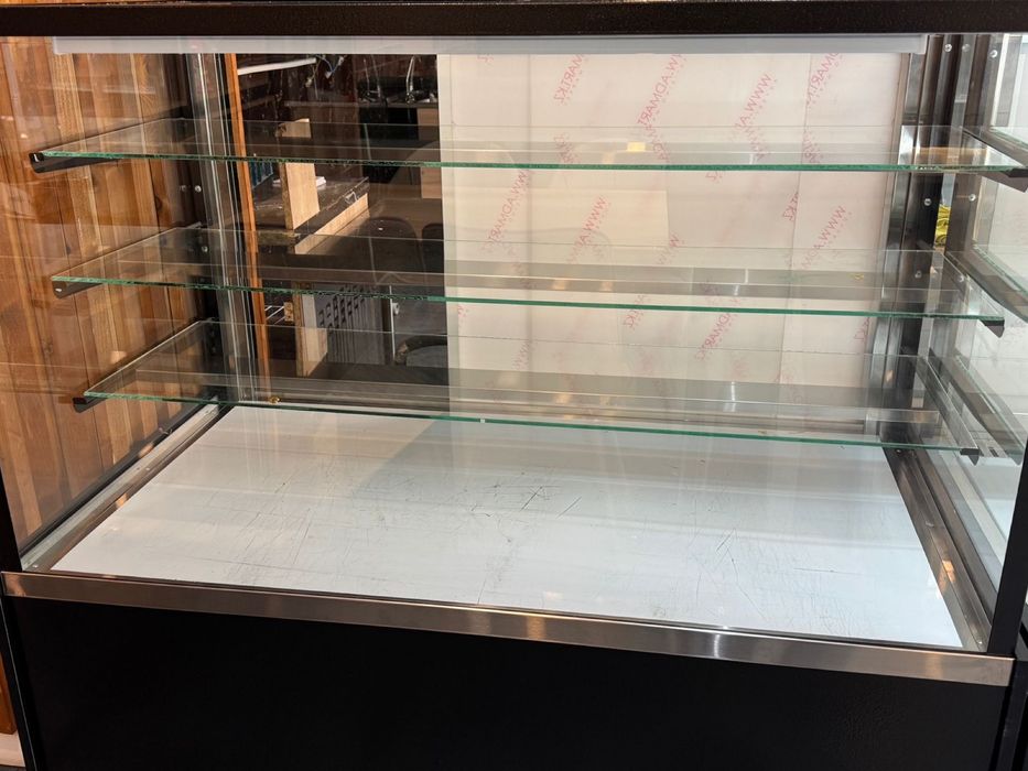 Кондитерская витрина