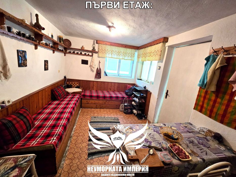 Продавам триетажна къща/вила с постройки 70РЗП с 400кв.м. двор в село Яврово вилна зона