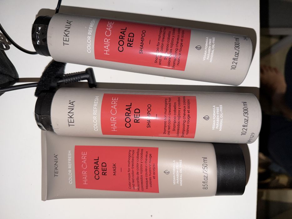 Lakmé Teknia coral red