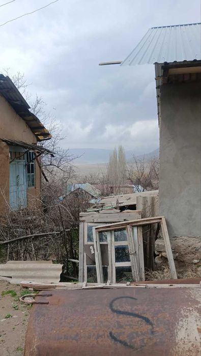 Dakumentlari hammasi joyuda manzarabop yerda joylashgan suv va toglar