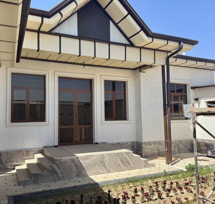 Yangi uchaska sotiladi pishkan gishdan qurilgan