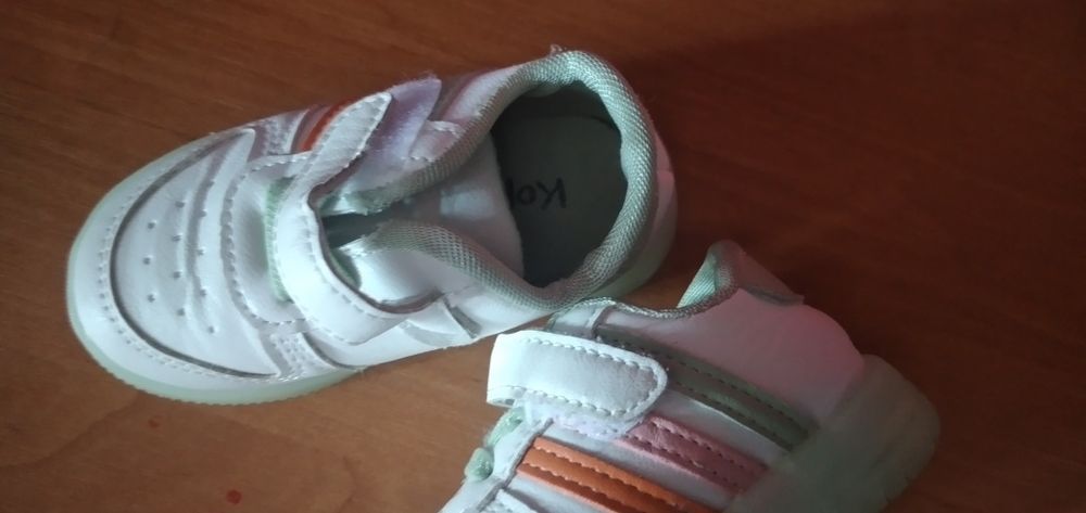 Кроссовки для девочки на 1-2 года новые