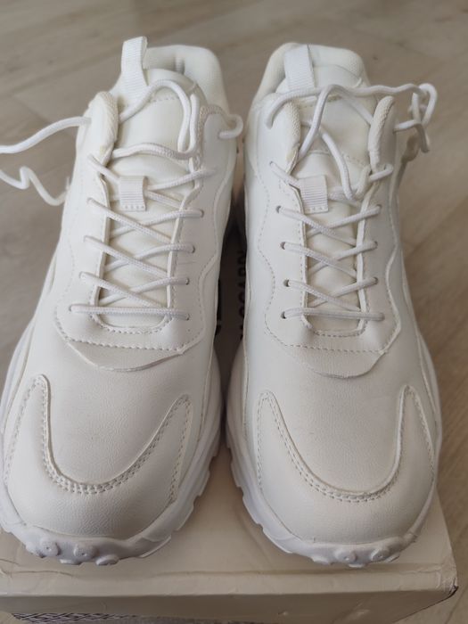 Продам кроссовки новые