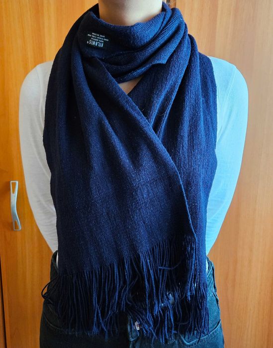 Fular bleumarin cu franjuri