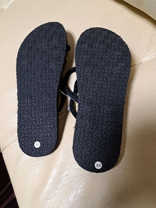 Продавач модерни мъжки чисто нови сандали номер 44