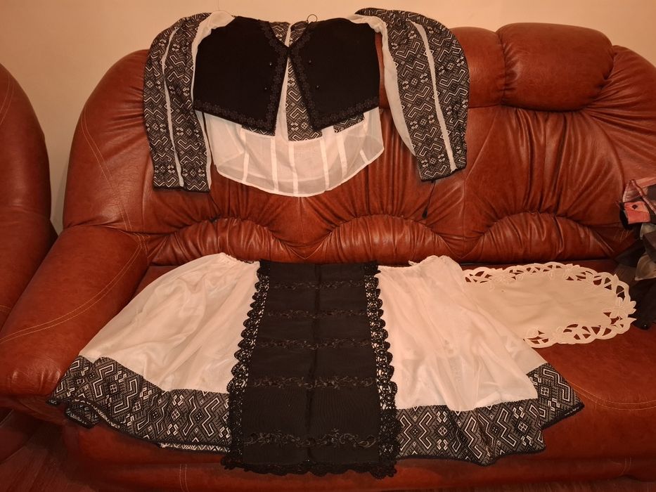 De vânzare costum popular zona Ighiu sat Bucerdea vinoasă, jud.Alba.