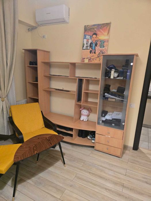 Bibliotecă din lemn pentru sufragerie sau dormitor