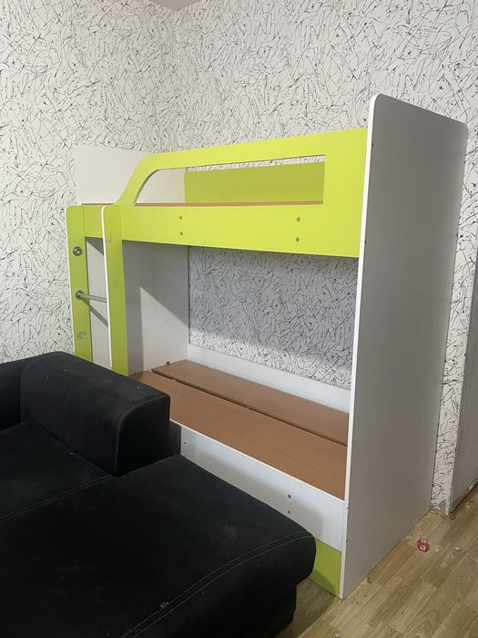 Отдам детскую двухъярусную кровать